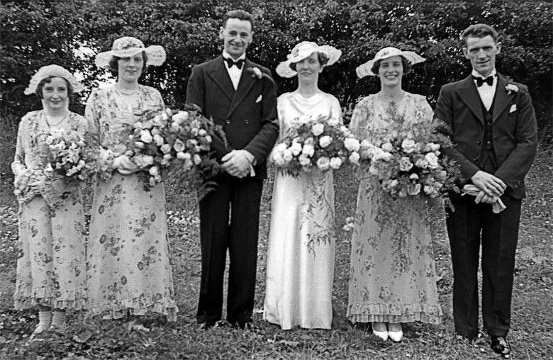 Wedding group of Robert Sinton and Lily Speers, 12 July 1937