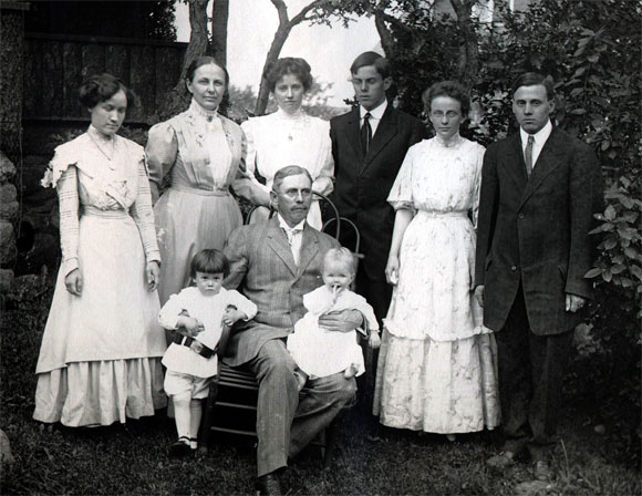William Azel Kelley Sinton and family in 1910
