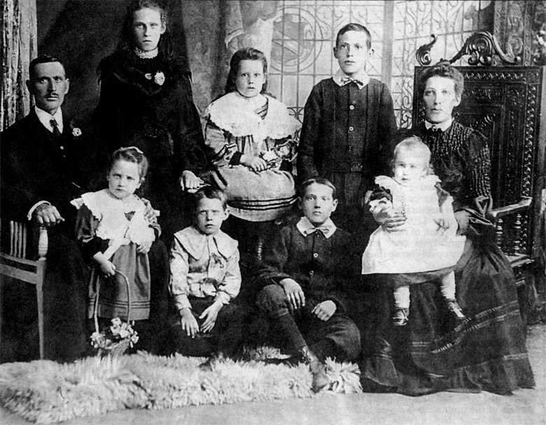 Photograph of William and Mary Ann Sinton with their family